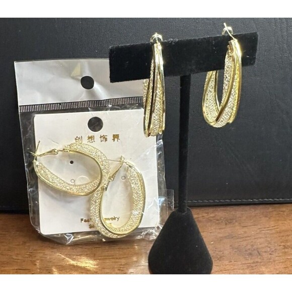 lot 2 gold Tone Oval hoop earrings subtle bling elegant interesting - Picture 15 of 15